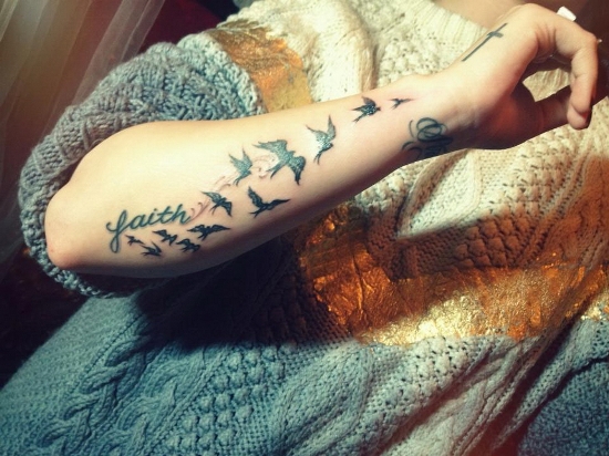 Demi Lovato tatuiruotės dizainas ant rankų