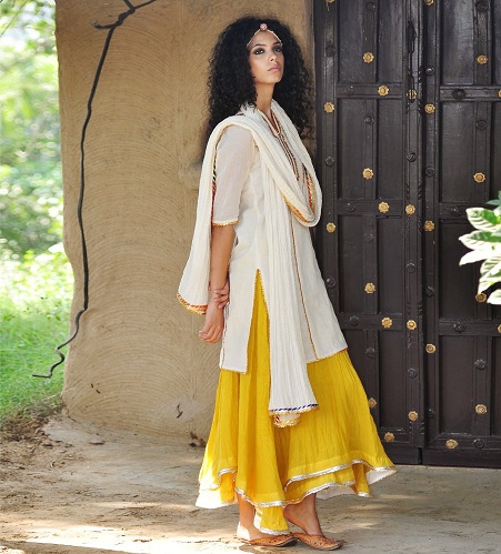 Ghagra ile Mulmul Kurti