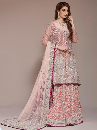 Ghagra ile süslenmiş Kurti