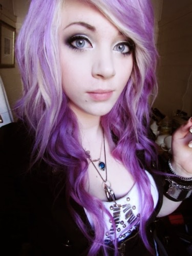 Purpurinių plaukų „Emo Girl“