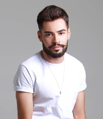 Bıyıklı Düzgün Saç Modeli