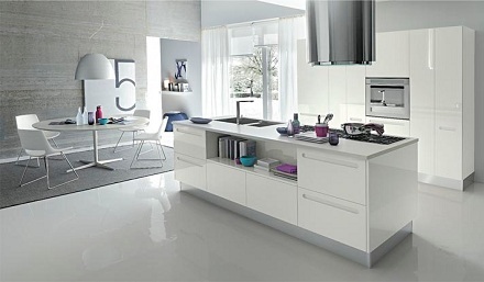 Baltos salės virtuvės dizainas