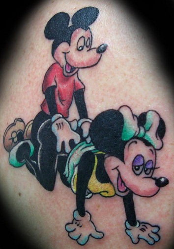 Linksmas Mickey ir Minnie tatuiruotės dizainas