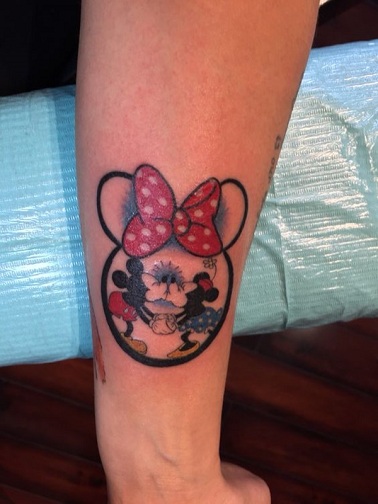 Sensacingas Mickey ir Minnie tatuiruotės dizainas