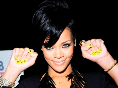 Rihanna'nın Gülen Tırnakları