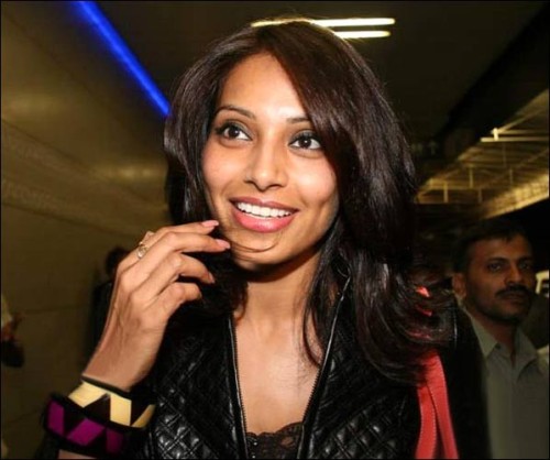 makyajsız bipasha basu