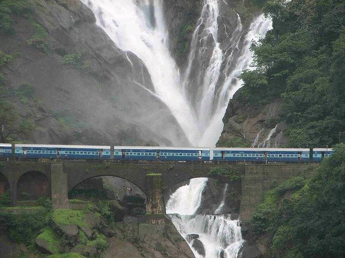 Rail Journey'de dağlara ek olarak şelaleler