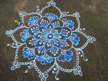 „Line Rangoli“ dizainas su šviesiai mėlyna ir balta spalvomis