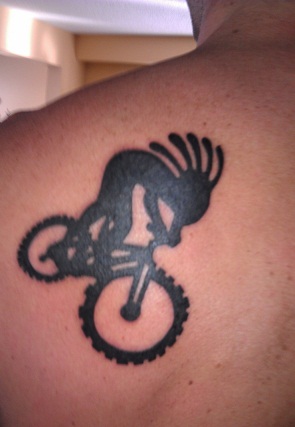 „Kokopelli“ su dviračio tatuiruotės dizainu