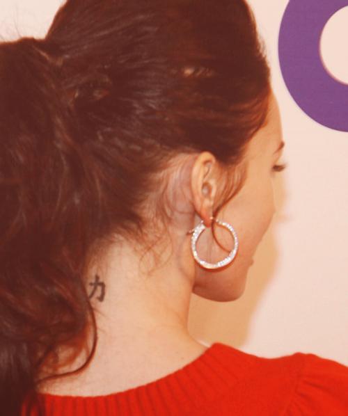 Megan Fox kinų tatuiruotė ant kaklo