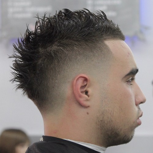 „High Bald Fade“ su „Spiky Faux Hawk“