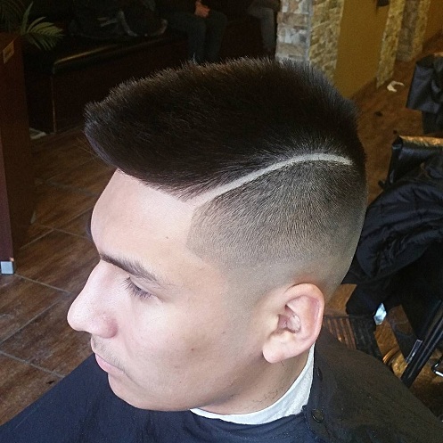 Išblukęs „Faux Mohawk“ su „Line up“