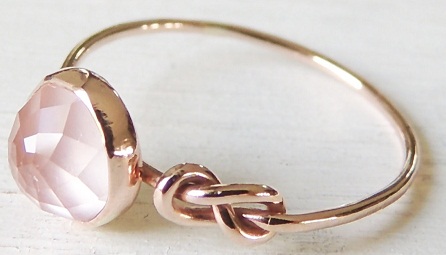 Opalo žiedas su begalybės simboliu