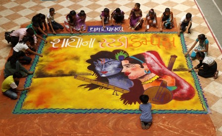 Radha Krišna Rangoli festivaliui „Holi“