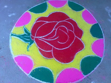 Dairesel Gül Rangoli Deseni