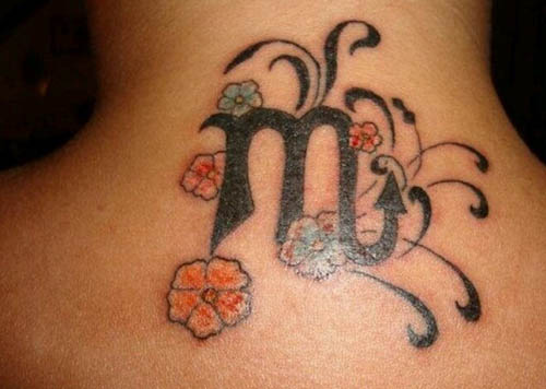 Skorpiono simbolis su gėlių tatuiruote ant kaklo