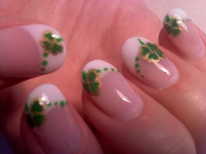 Prancūziško manikiūro stiliaus „Shamrock“ nagų dailė