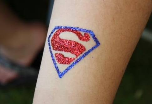 Blizgančios superherojų tatuiruotės
