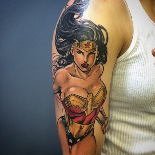 Moteriška superherojų tatuiruotė