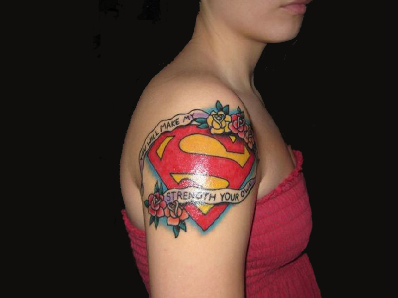 Superherojų tatuiruotės su laikinu dizainu ir idėjomis