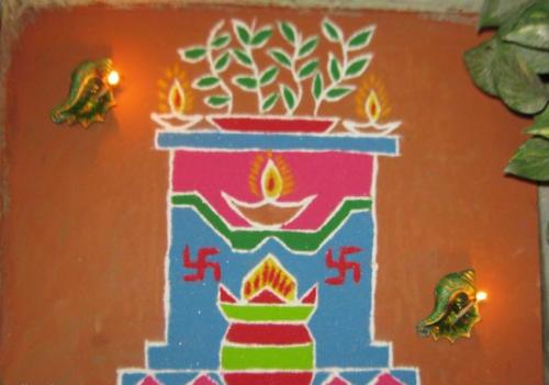 Tulsi Rangoli su lapais