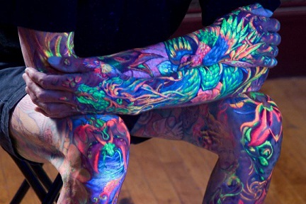 Patrauklus UV šviesos tatuiruotės dizainas