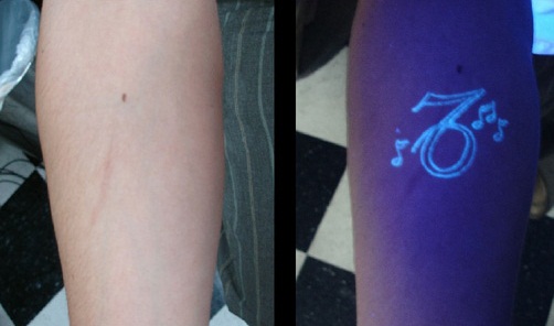 Balto rašalo UV šviesos tatuiruotės dizainas