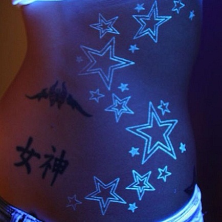 Fantastiškas UV šviesos tatuiruotės dizainas