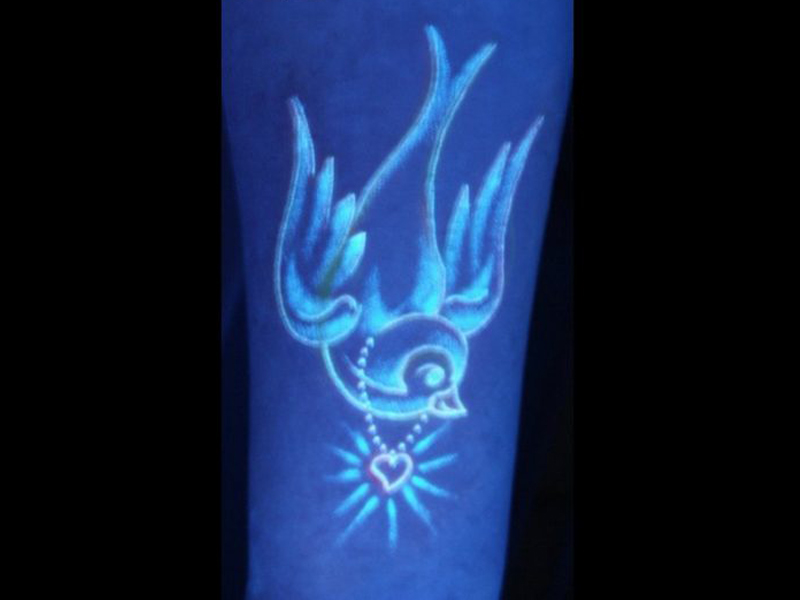 Geriausios UV juodos šviesos tatuiruotės idėjos ir dizainas