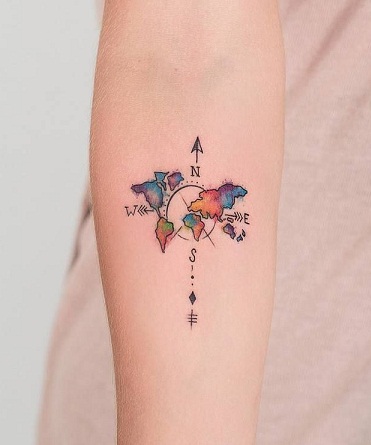 Kryptinis pasaulio žemėlapio tatuiruotės dizainas