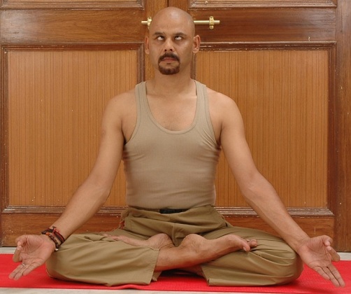 Sambhavi Mudra laikysena tamsiems ratams