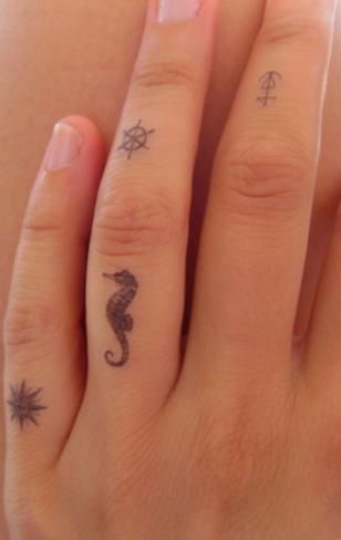 Piršto jūrų arkliuko tatuiruotė