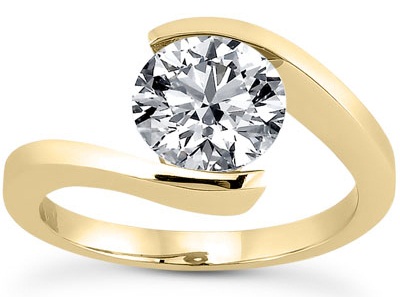 Vienas aukso spalvos deimantinis sužadėtuvių žiedas