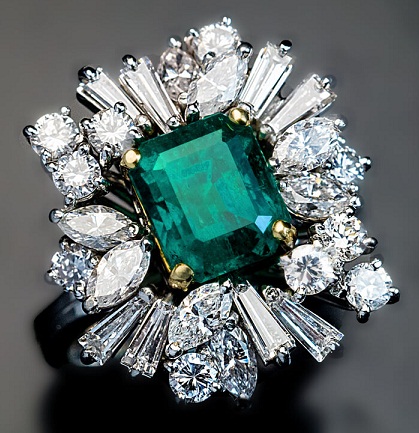 Senovinis asimetriškas smaragdo sužadėtuvių žiedas