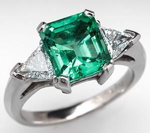 Platinos kvadrato formos smaragdo sužadėtuvių žiedas