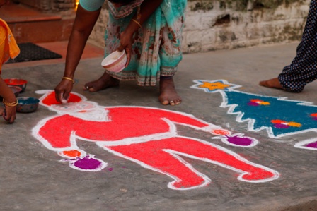 Kalėdų senelio veidas atrodo kalėdinis Rangoli raštas