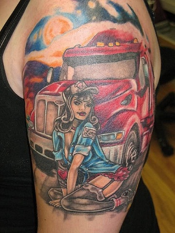 Pin-Up mergina su automobilio tatuiruote