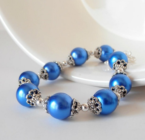 Mėlyna perlų apyrankė