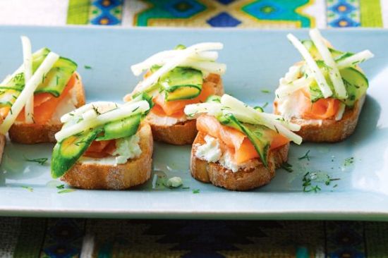 pirštų maisto receptai - rūkytos lašišos crostini su agurkais ir kriaušių marinatu