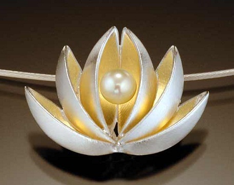 „Lotus Pearl“ pakabukas moterims