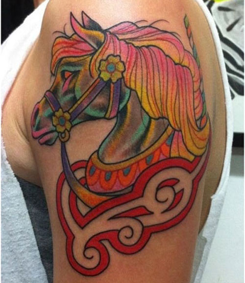 Spalvotas rašalas ant arklio tatuiruotės