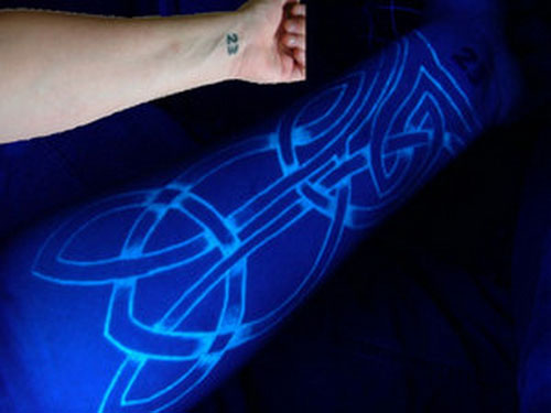 Fluorescencinio rašalo tatuiruotė ant rankos