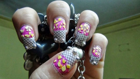 Pink Abstract Net Nail Art su kiaušinių lukštais