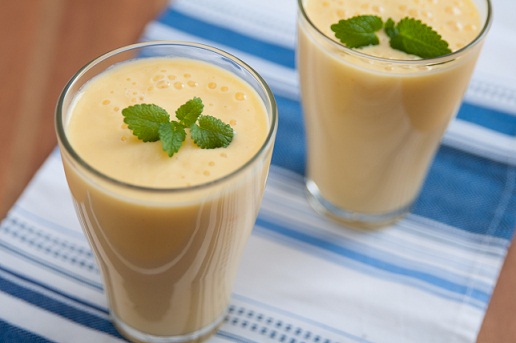 Göbek yağını yakmak için tropikal Mango smoothie