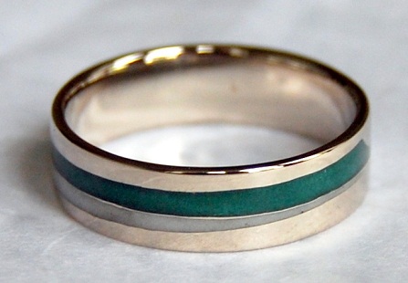 Balto aukso ir žalios spalvos emalio vestuvinis žiedas