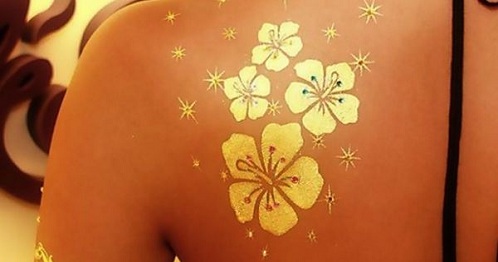 Auksinė gėlė metalinėje tatuiruotėje