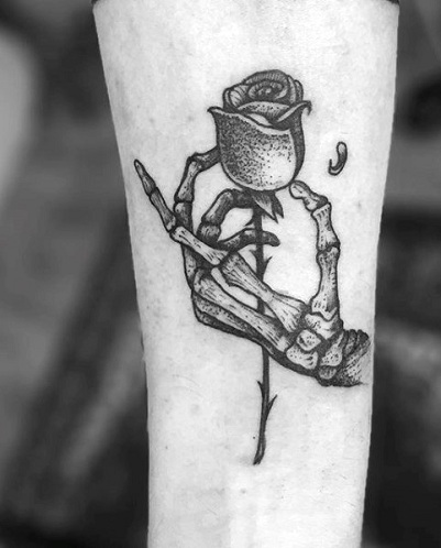 Skeletas su rožių tatuiruote