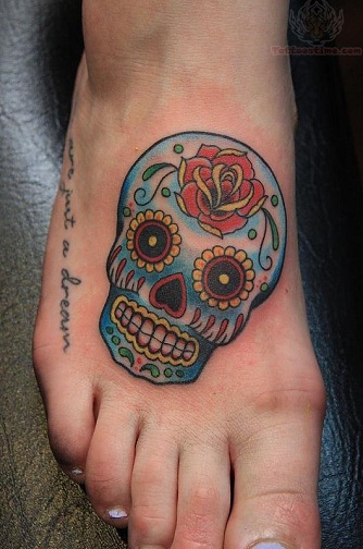Skeleto galvos tatuiruotė ant kojos