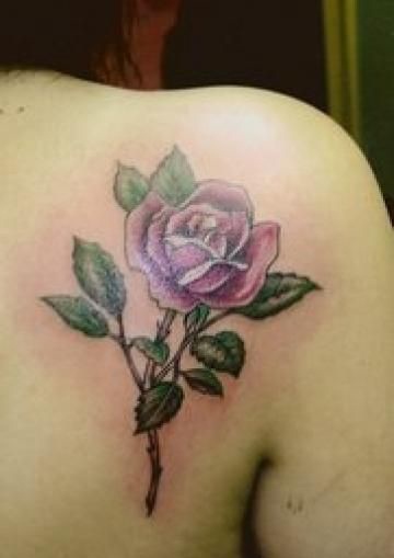 Įkvepiantis rožių vynuogių tatuiruotės dizainas