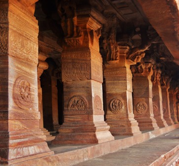 Badami Mağaralarının Sütunları